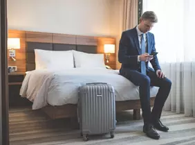 Reisender im Hotel | Verband Deutsches Reisemanagement e.V. (VDR)